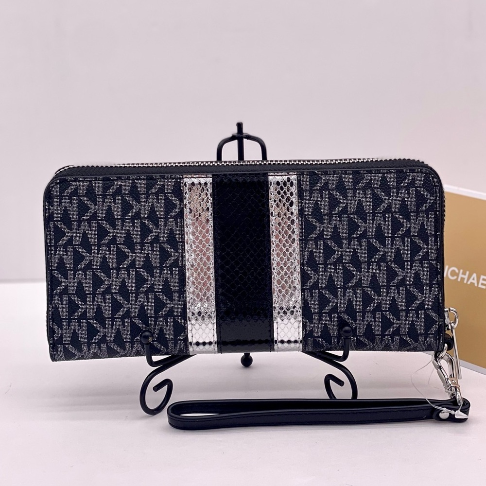 Michael Kors Jet Set Travel Large Signature
Logo and Metallic Continental Wallet - Picture 6 of 12